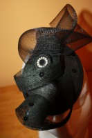 Tocado negro de sinamay ,crin y adorno